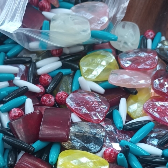 1 Lb Mixed Beads - Picture 3 of 3